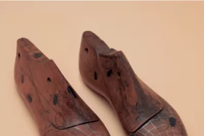 Sobre hormas de calzado, 24 artistas tucumanos dejaron sus huellas