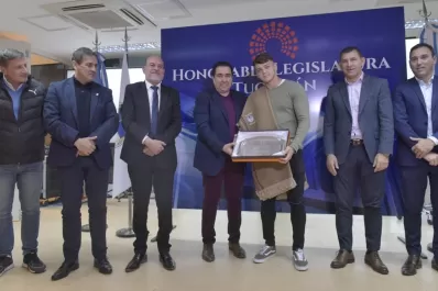 El futbolista Ignacio Maestro Puch fue distinguido en la Legislatura de Tucumán