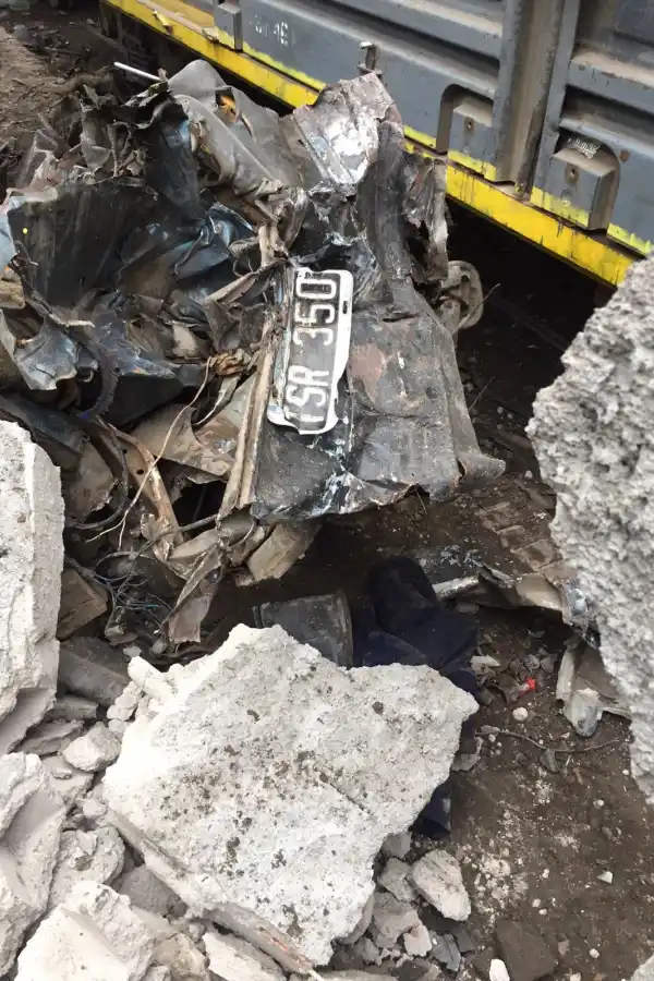 Trágico accidente: un tren embistió a un auto y murieron dos personas