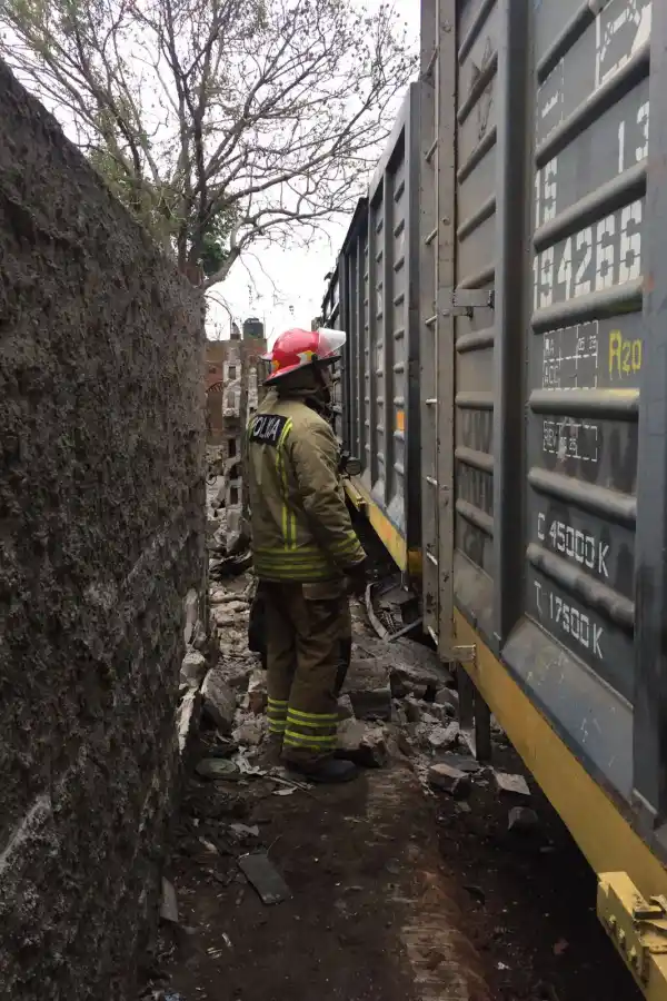 Trágico accidente: un tren embistió a un auto y murieron dos personas