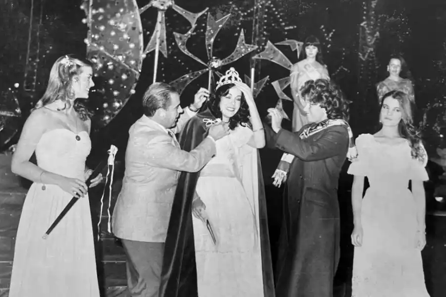 UNA IMAGEN. Así se coronaba en el pasado a la reina de los estudiantes. 