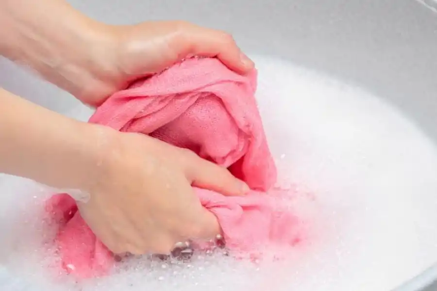 LAVAR A MANO. Hacerlo con suavidad y sin retorcer las prendas.