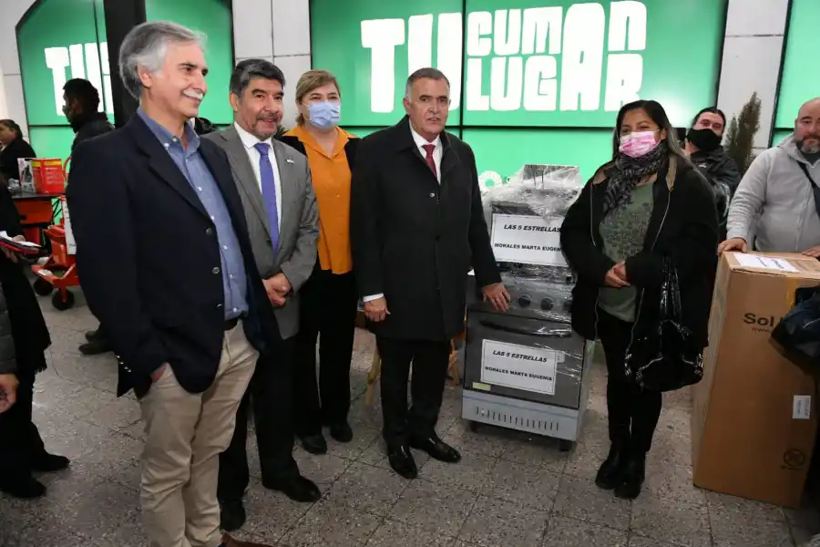 Entregan $11,7 millones en herramientas y en microcréditos a 224 emprendedores de Tucumán