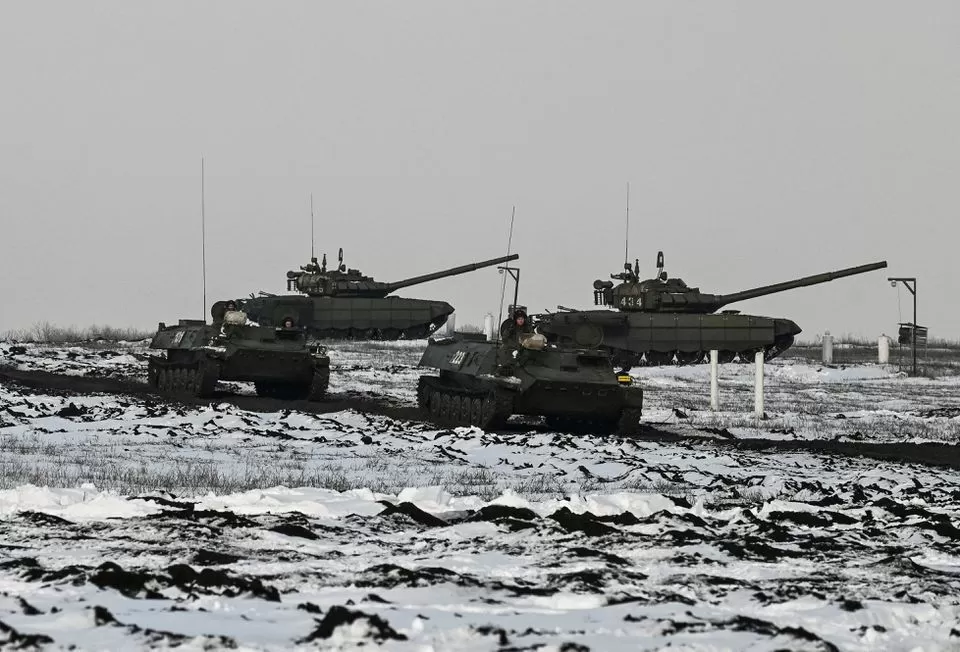 Los miembros del servicio del ejército ruso conducen vehículos blindados anfibios multipropósito MT-LB. (Reuters)