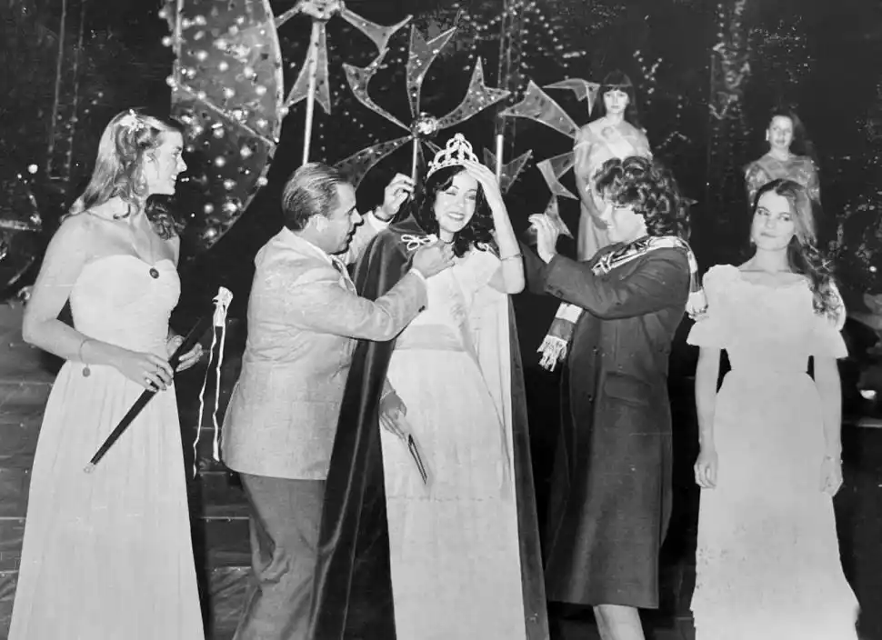 UNA IMAGEN. Así se coronaba en el pasado a la reina de los estudiantes. 