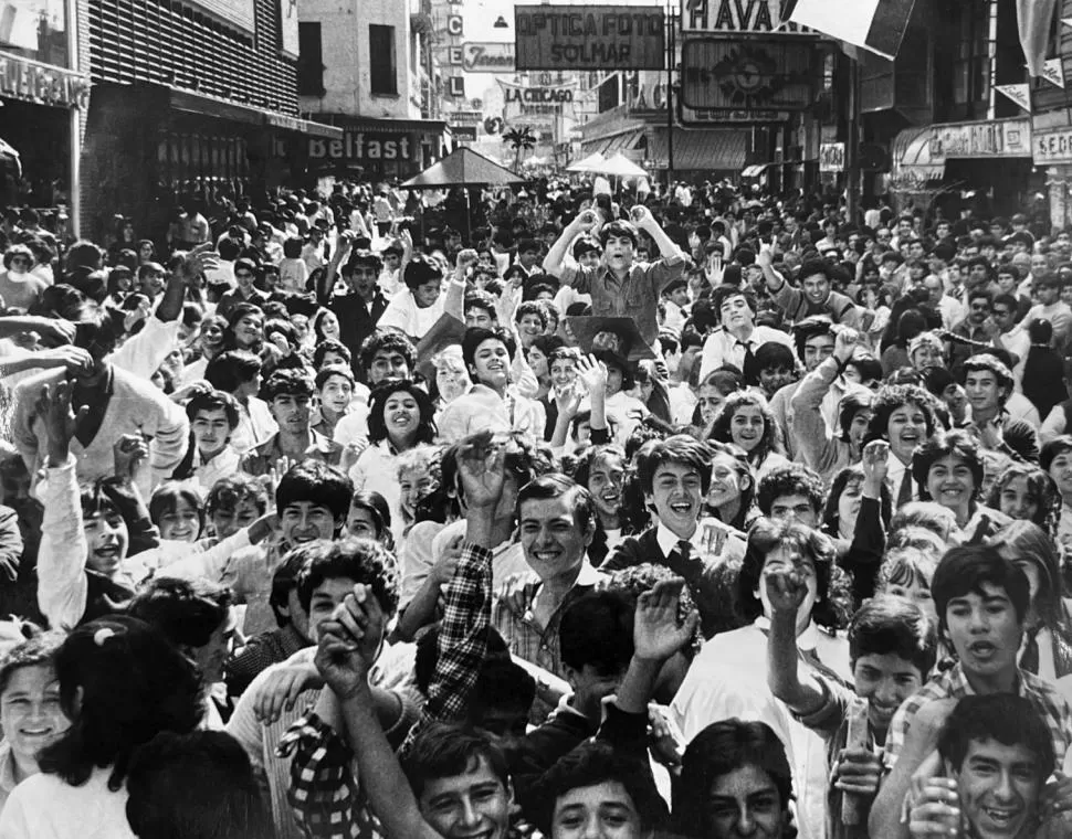POR EL CENTRO. Estudiantes tucumanos se agolparon sobre calle Muñecas para festejar su día y para celebrar la llegada de la primavera (1976). LA GACETA / FOTOs DE archivo