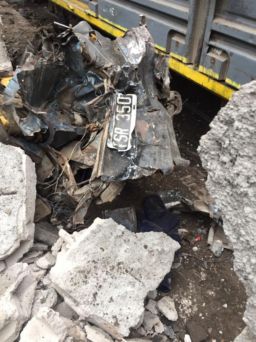 Trágico accidente: un tren embistió a un auto y murió al menos una persona