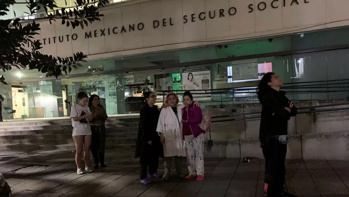 EN PIJAMA. Muchos mexicanos fueron sorprendidos durante la madrugada y salieron ahuyentados de sus departamentos.
