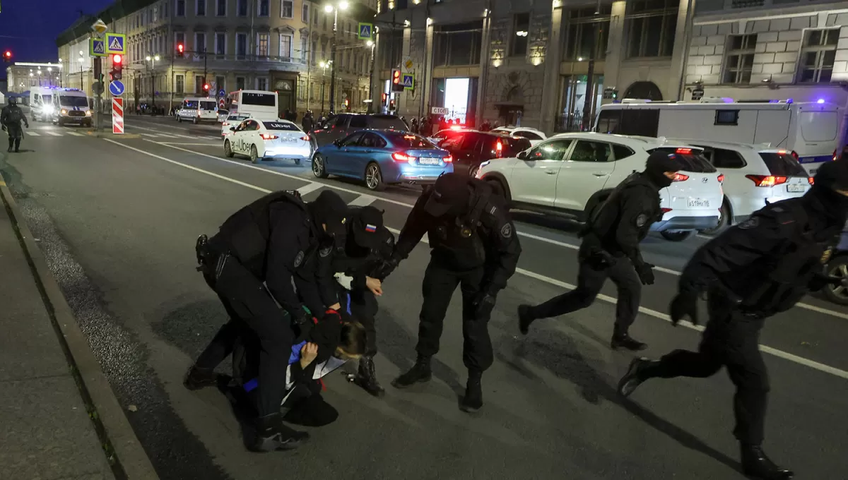 EN SAN PETERSBURGO. La Policía detuvo a más de 300 personas durante una protesta contra la convocatoria militar para pelear en Ucrania..