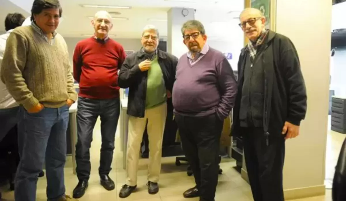 PERIODISMO DE LUTO. Falleció Tito Elsinger (cuarto, desde la izquierda), un periodista que se destacó por su exquisita pluma.