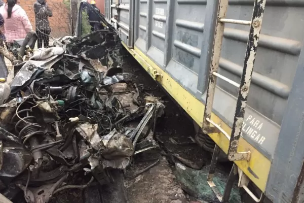 Un tren arrolló a un auto: murieron dos personas