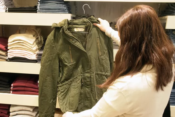 El Gobierno y el sector textil llegaron a un acuerdo para congelar el precio de la ropa