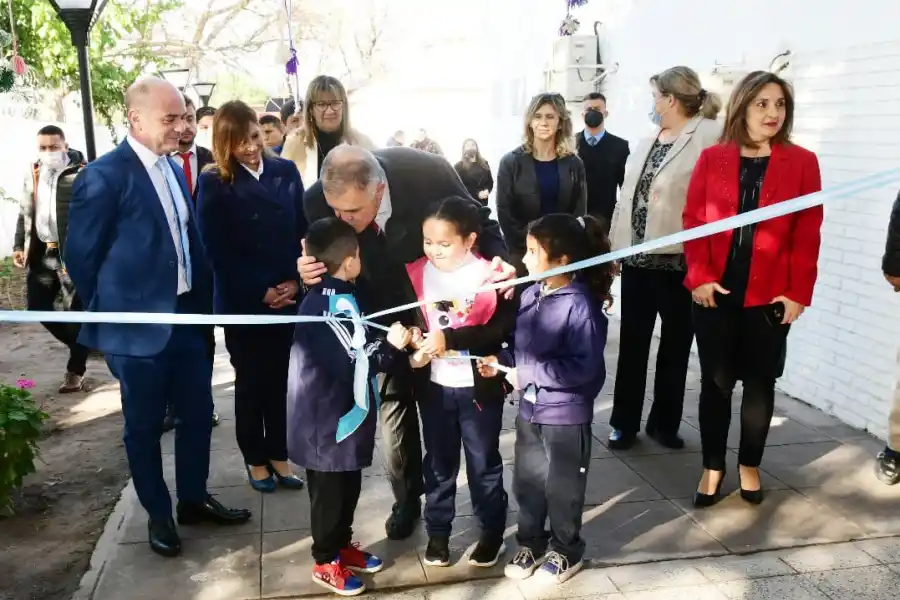 Esta es nuestra política: fortalecer la educación, aseguró el gobernador Jaldo