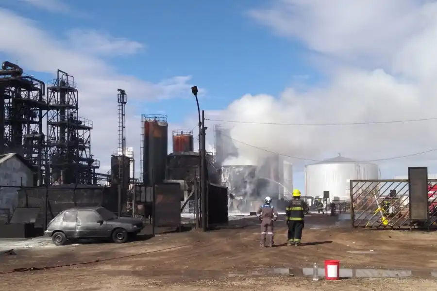 TRÁGICA EXPLOSIÓN EN UNA REFINERÍA DE NEUQUÉN. Foto de Prensa Secretaría de Seguridad de Neuquén