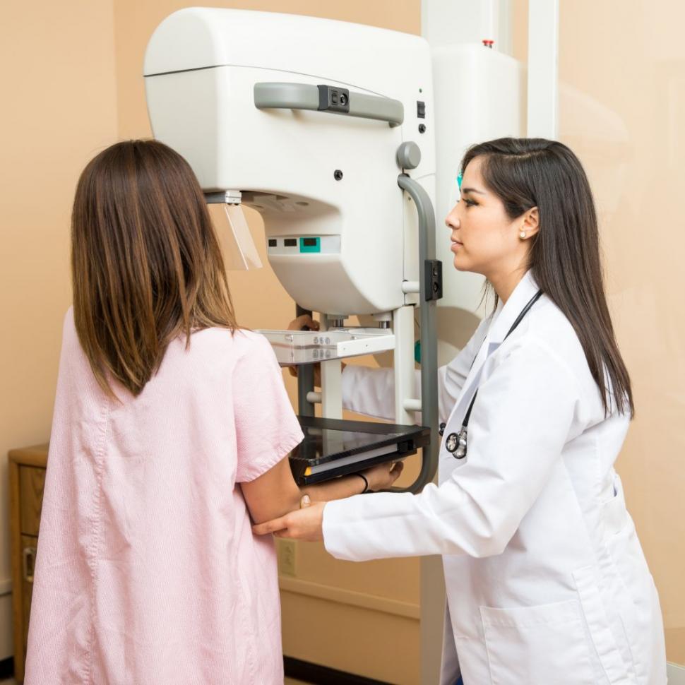 ESTUDIO FUNDAMENTAL. Una mamografía anual, después de los 40 años, ayuda a detectar a tiempo el cáncer. 