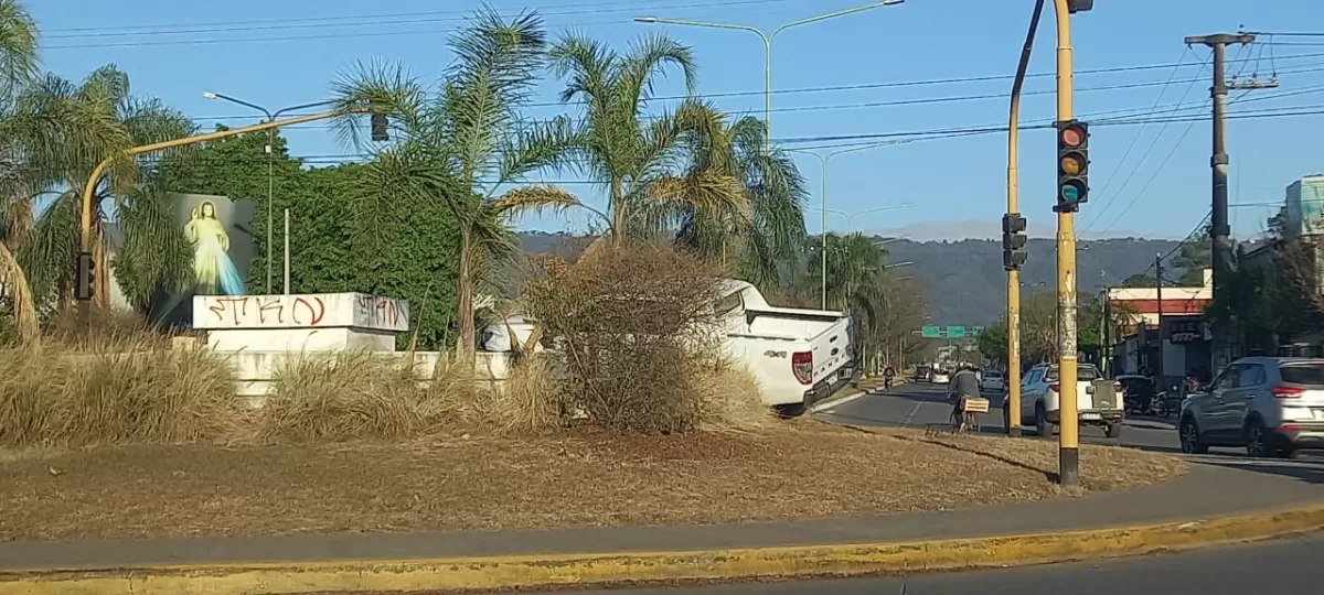ARRIBA DE LA ROTONDA. El conductor perdió el control de la camioneta que conducía.