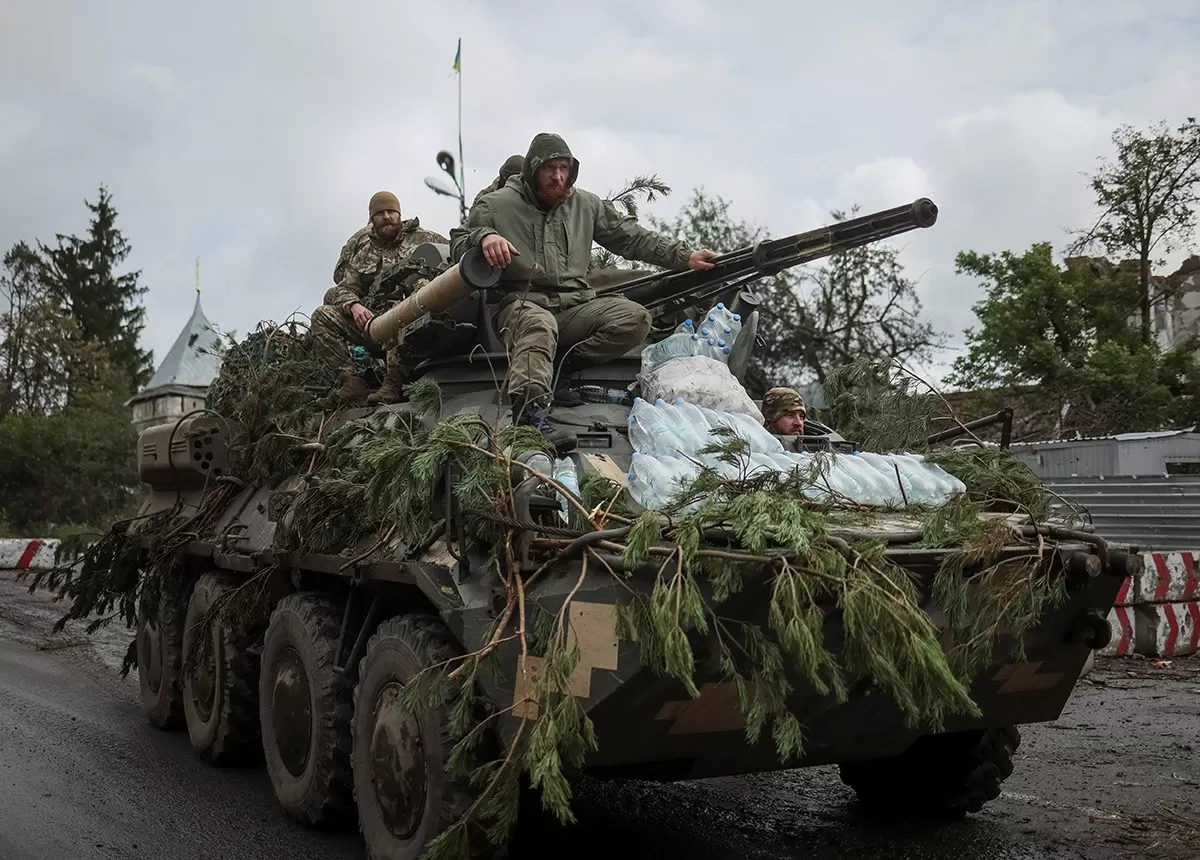 BLINDADOS. Soldados ucranianos recorren en tanque la villa de Dolyna.