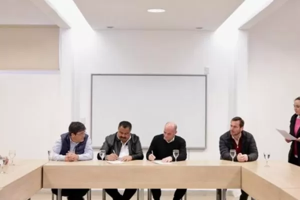 Educación firmó un convenio para ayudar a los trabajadores de taxis a finalizar sus estudios