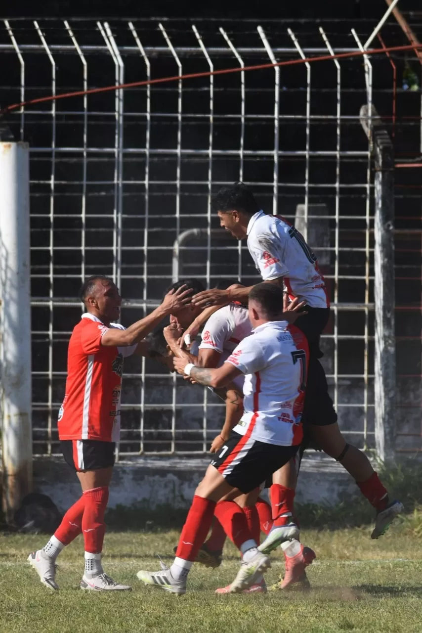 FESTEJO. Franco Barrera anota el gol de Sportivo y sus compañeros lo saludan.     