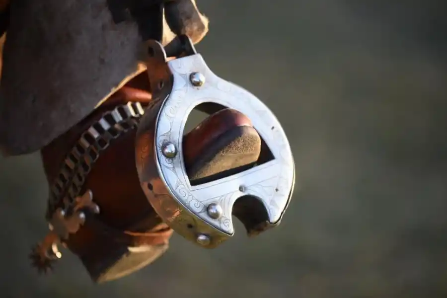 UN ELEGANTE ESTRIBO. Los finos detalles realzan esta pieza.
