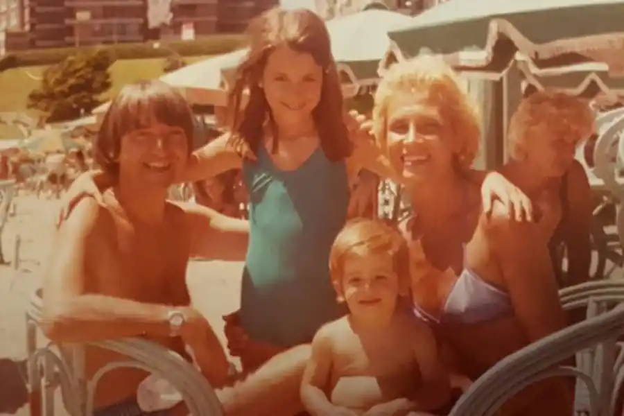 Carlitos Balá junto a su familia