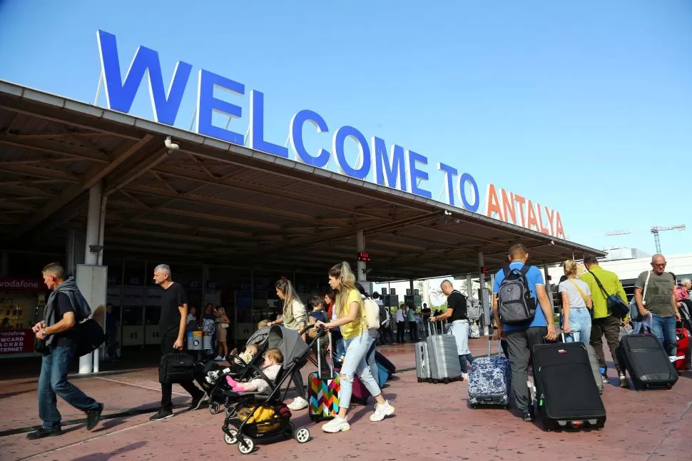 DE TURISTAS. Ciudadanos rusos llegan al aeropuerto turco de Antalya.  fotos reuters