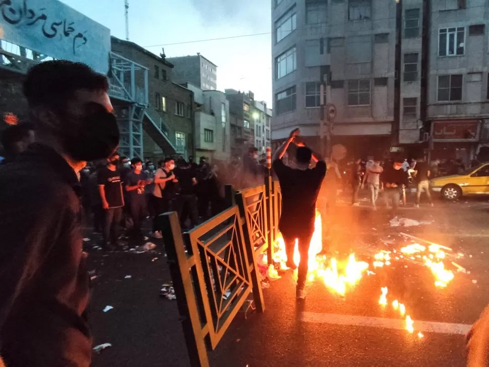 FURIA Y FUEGO. Los manifestantes encendieron hogueras a manera de protesta, en Teheran, la capital iraní. 