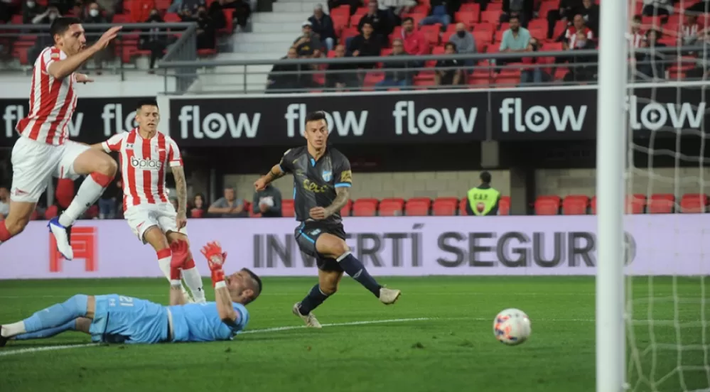 Lotti contempla el gol de Atlético en el 1-1 ante Estudiantes de 2021, el último encuentro que disputaron.