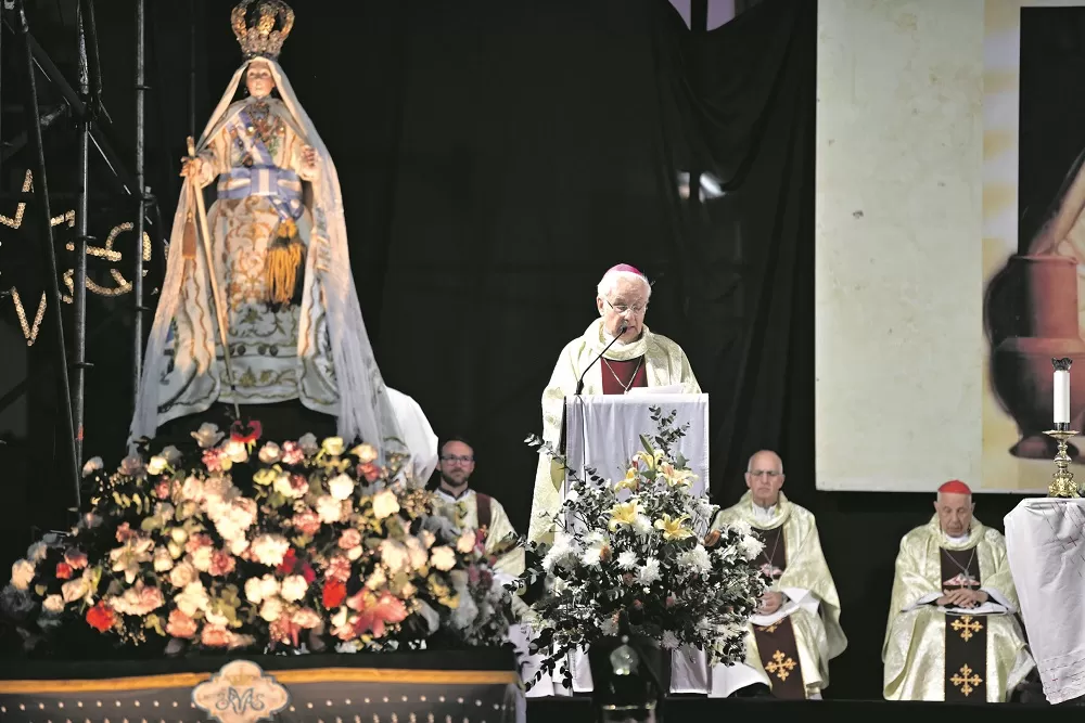 MISA. Pasadas las 19 empezó, frente a plaza Independencia, la celebración eucarística central, presidida por Carlos Ñáñez, arzobispo emérito de Córdoba.