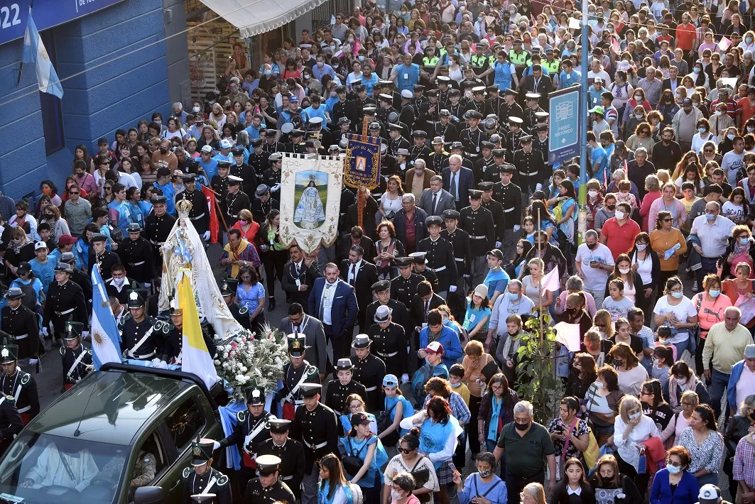 VIRGEN DE LA MERCED. Miles de tucumanos participaron de la procesión. Foto de LA GACETA / Inés Quinteros Orio