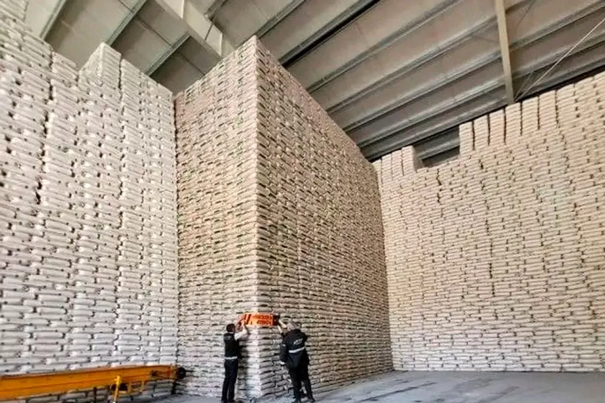 ALMACENAMIENTO A TOPE. Las imágenes que publicó la AFIP sobre el galpón de Tucumán donde incautaron 390.000 paquetes de azúcar.