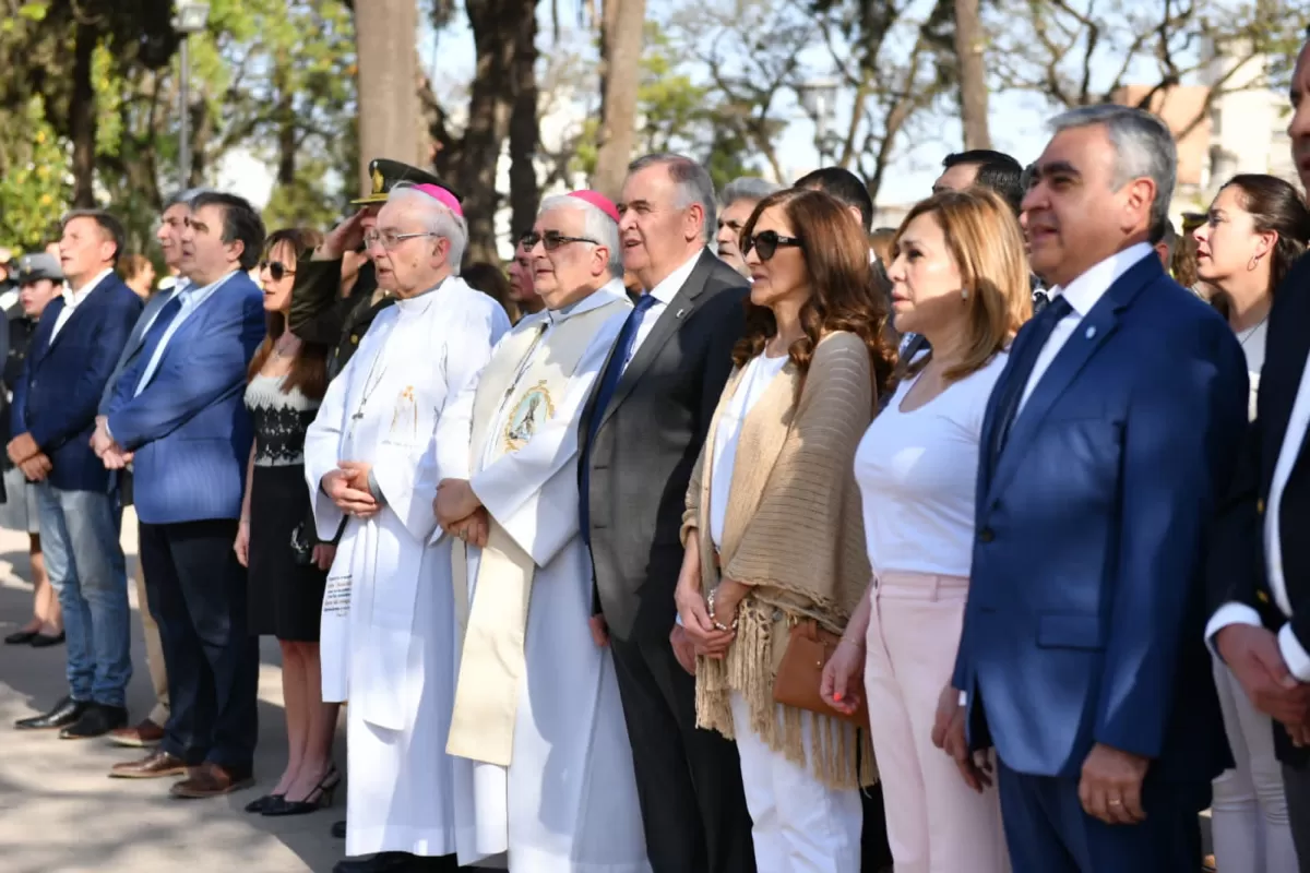 AUTORIDADES. El gobernador Jaldo y el intendente Alfaro participaron de la ceremonia, presidida por el arzobispo Carlos Sánchez. Foto de Comunicación Pública