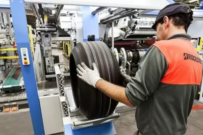 Por el conflicto gremial, la planta de neumáticos Bridgestone anunció el cierre temporal