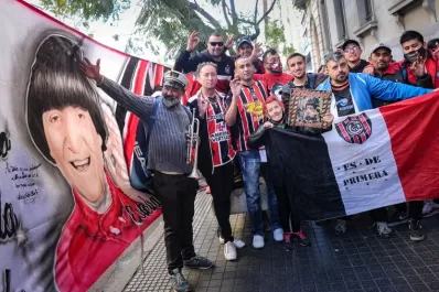 Último adiós a Carlitos Balá: una multitud lo despidió en el Cementerio de la Chacarita