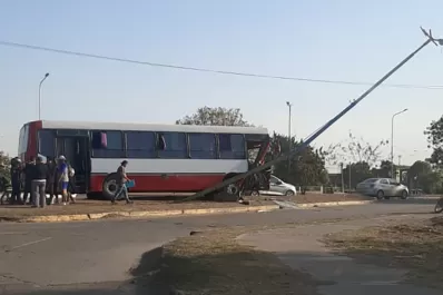 Un colectivo impactó contra un poste de luz en el acceso este de la capital