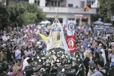 Miles de fieles salieron de nuevo a honrar a la Virgen