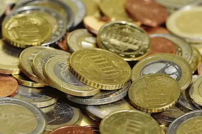 Viral: un hombre convierte monedas de $ 1 en piezas de hasta $ 50.000
