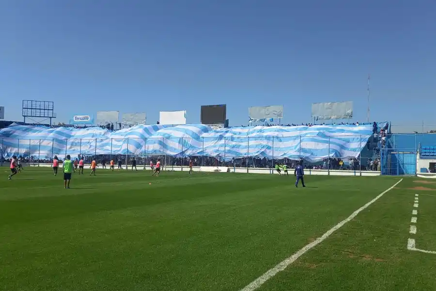 Atlético Tucumán entrenó a puertas abiertas y los hinchas coparon las tribunas