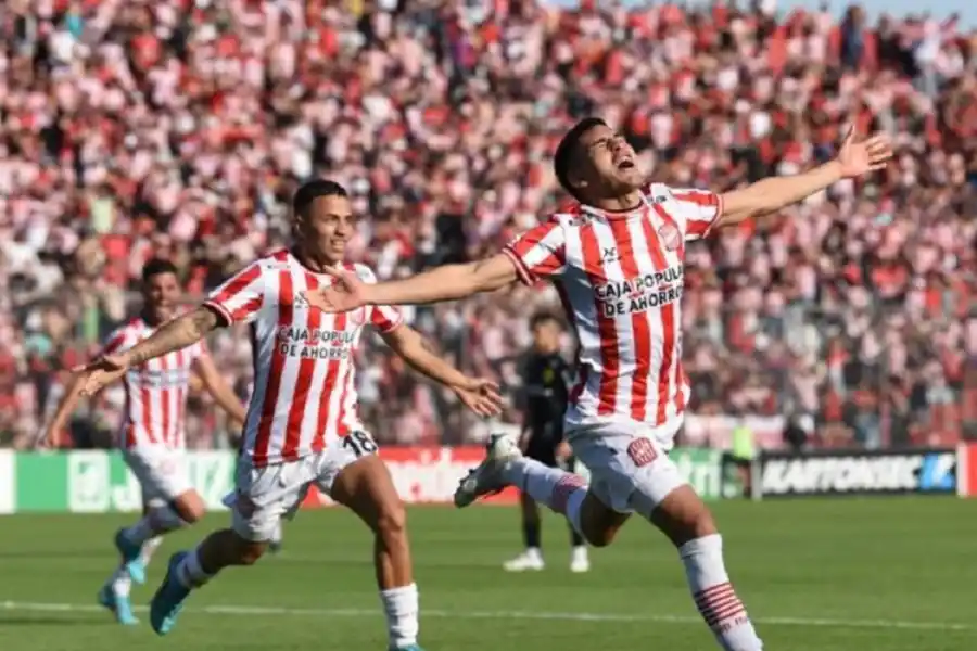 LO GRITA CON TODO. Mauro Verón entró desde el banco de suplentes y, a los pocos segundos, anotó el 1 a 0 ante Almirante Brown. Foto de LA GACETA / Franco Vera