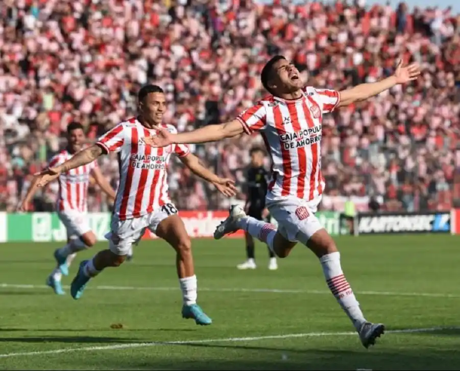 LO GRITA CON TODO. Mauro Verón entró desde el banco de suplentes y, a los pocos segundos, anotó el 1 a 0 ante Almirante Brown. Foto de LA GACETA / Franco Vera