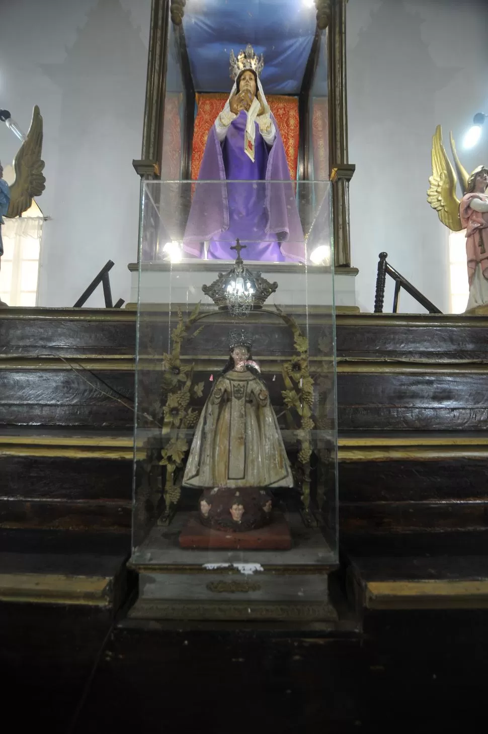 DOS. Adelante, la Virgen “fundadora”, y atrás la que hoy preside la iglesia. la gaceta / foto de osvaldo ripoll