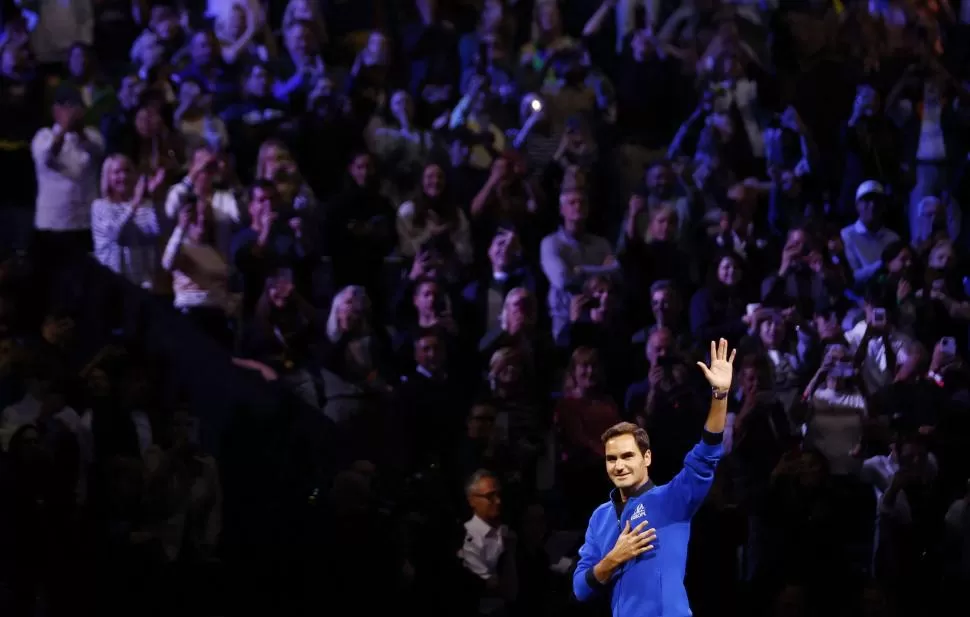 EMOCIÓN. Federer saludó con lágrimas en los ojos a los 17.000 espectadores. 
