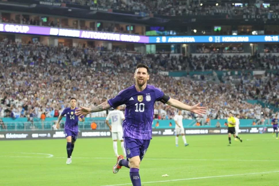 ILUSIÓN INTACTA. Pese a ser un amistoso, Lionel Messi se despachó con dos goles (el segundo fue una delicia). El martes Argentina enfrentará a Jamaica en EE.UU. 