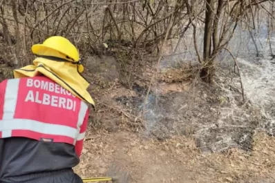 Bomberos siguen combatiendo un incendio en la comuna de Yanima