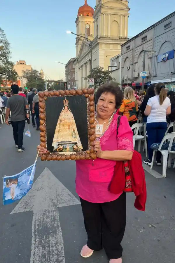 TODO POR ELLA. Marta Medina hizo toda la peregrinación con un cuadro de la Virgen de La Merced, hecho por ella.  la gaceta / fotos de inés quinteros orio  