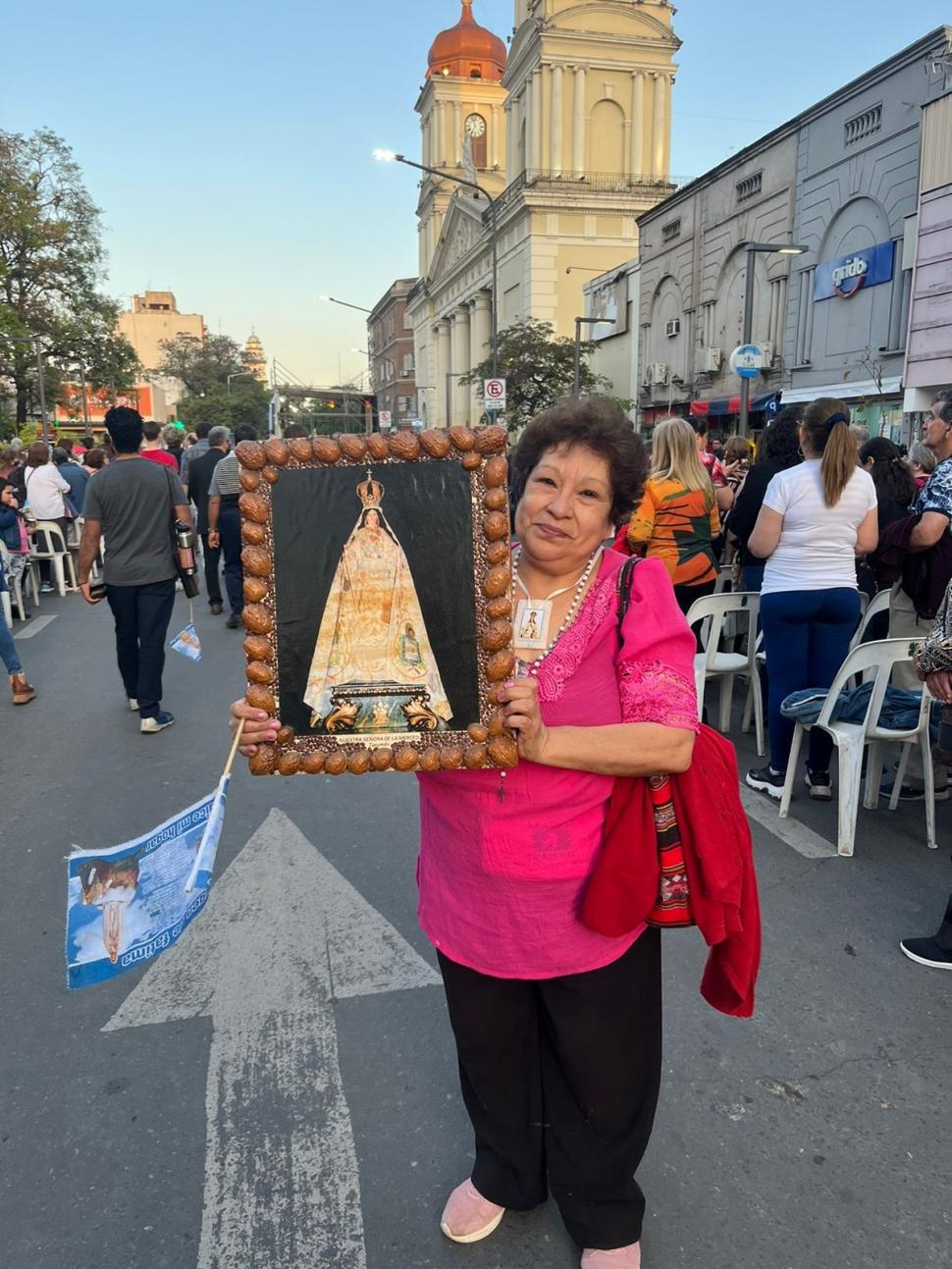 TODO POR ELLA. Marta Medina hizo toda la peregrinación con un cuadro de la Virgen de La Merced, hecho por ella.  la gaceta / fotos de inés quinteros orio  