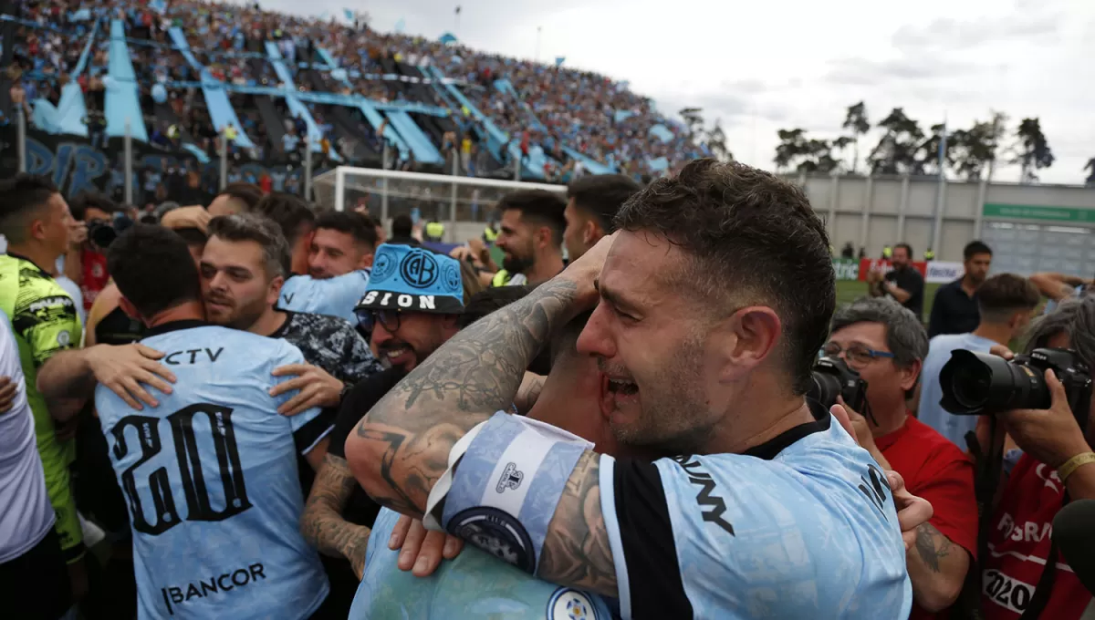 EMOCIÓN. El goleador Pablo Vegetti rompió en llanto durante la celebración de Belgrano.