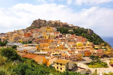 Ofrecen 15 mil euros para mudarse a una isla en Italia: requisitos y quiénes pueden anotarse