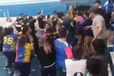 Video: un hombre agredió a una jugadora en un partido de futsal y desató una batalla campal