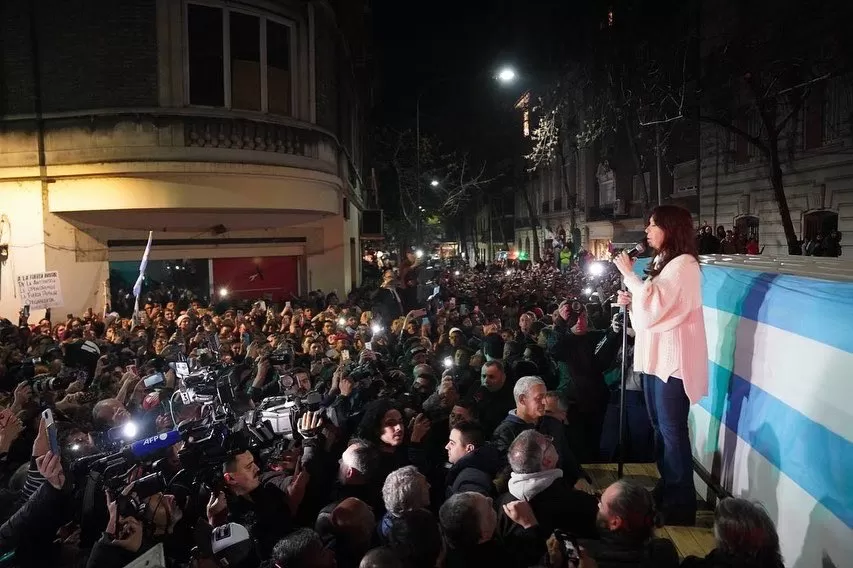EN RECOLETA. Cristina Kirchner habla ante sus militantes, el 27 de agosto; días después, Sabag Montiel perpetró el fallido ataque en esa esquina. foto de archivo @CFKArgentina